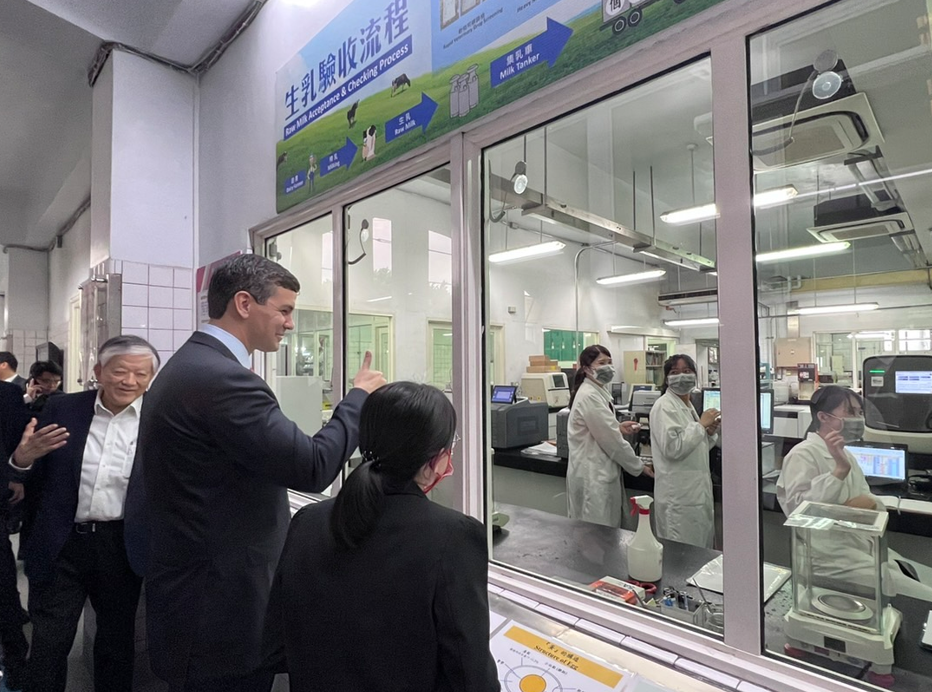 巴拉圭準總統參訪台灣義美嗑小泡芙　聚焦食品、資安議題