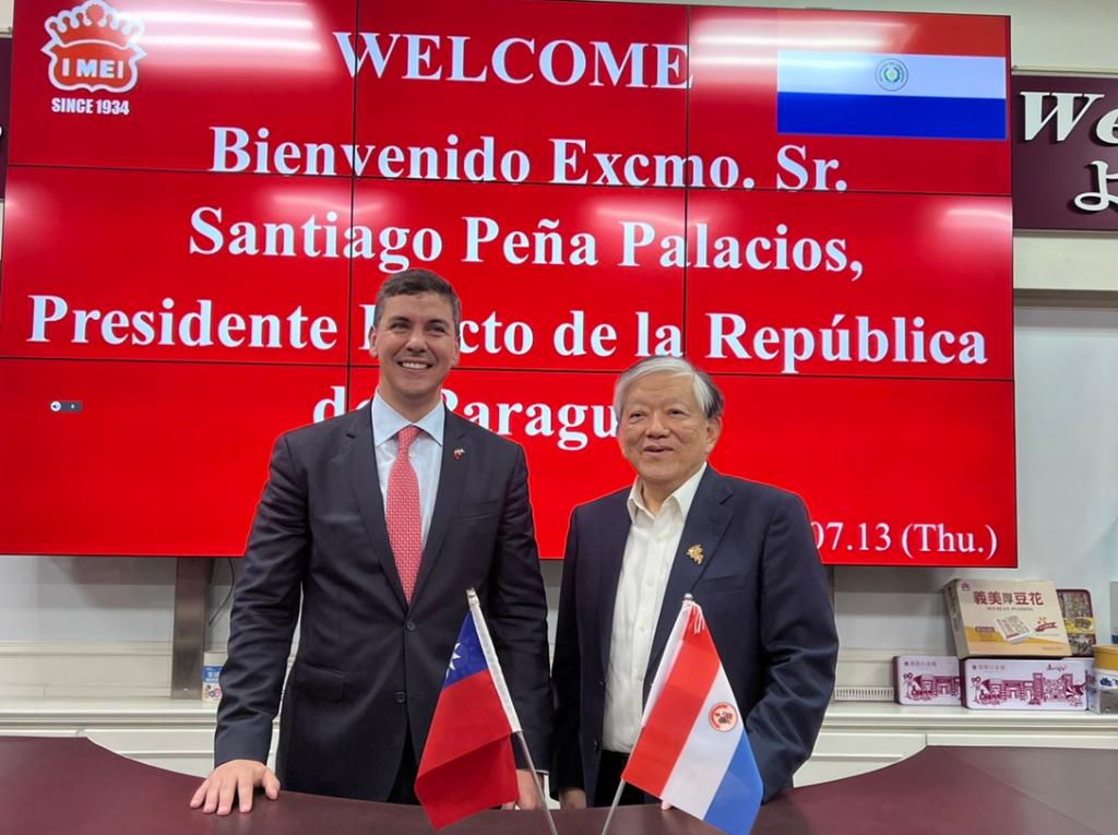 巴拉圭總統當選人貝尼亞（左）13日參訪義美南崁工廠，與義美食品總經理高志明（右）合影。（圖／義美食品提供）
