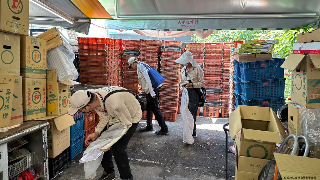 CDC inspectors assess the fight against dengue fever in Tainan City's Yongkang District. (CNA, CDC photo) 

