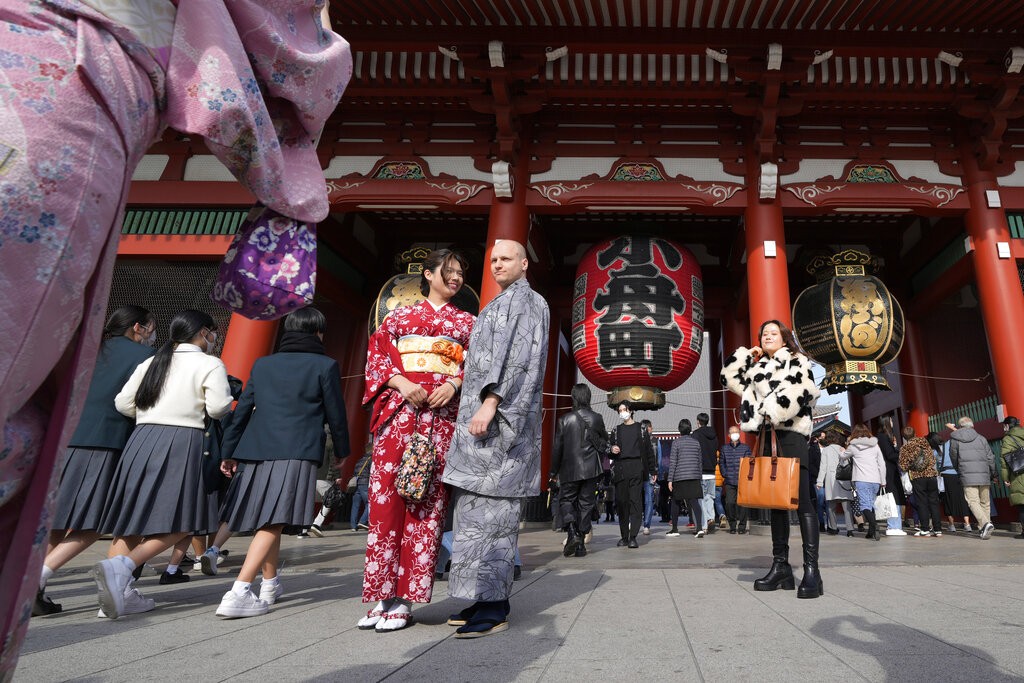 台灣遊客（左）與德國遊客在東京淺草神社拍照（圖／美聯社）
