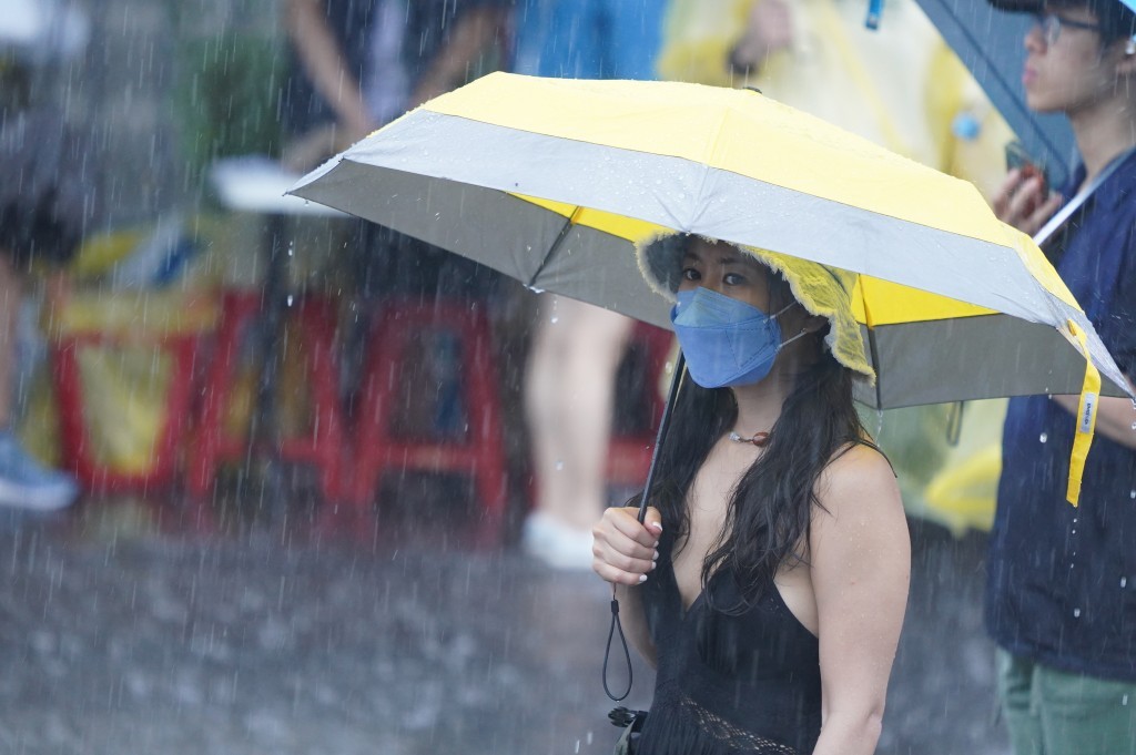 中央氣象局20日下午發布大雷雨即時訊息，影響範圍包括台北市、新北市、桃園市，圖為台北市中正區民眾撐傘避雨（圖／中央社）
