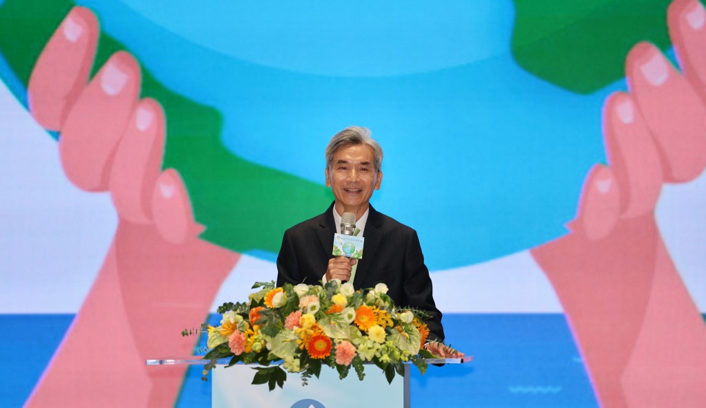 Minister Shieu Fuh-sheng speaks at the launch of the Ministry of Environment Tuesday. 
