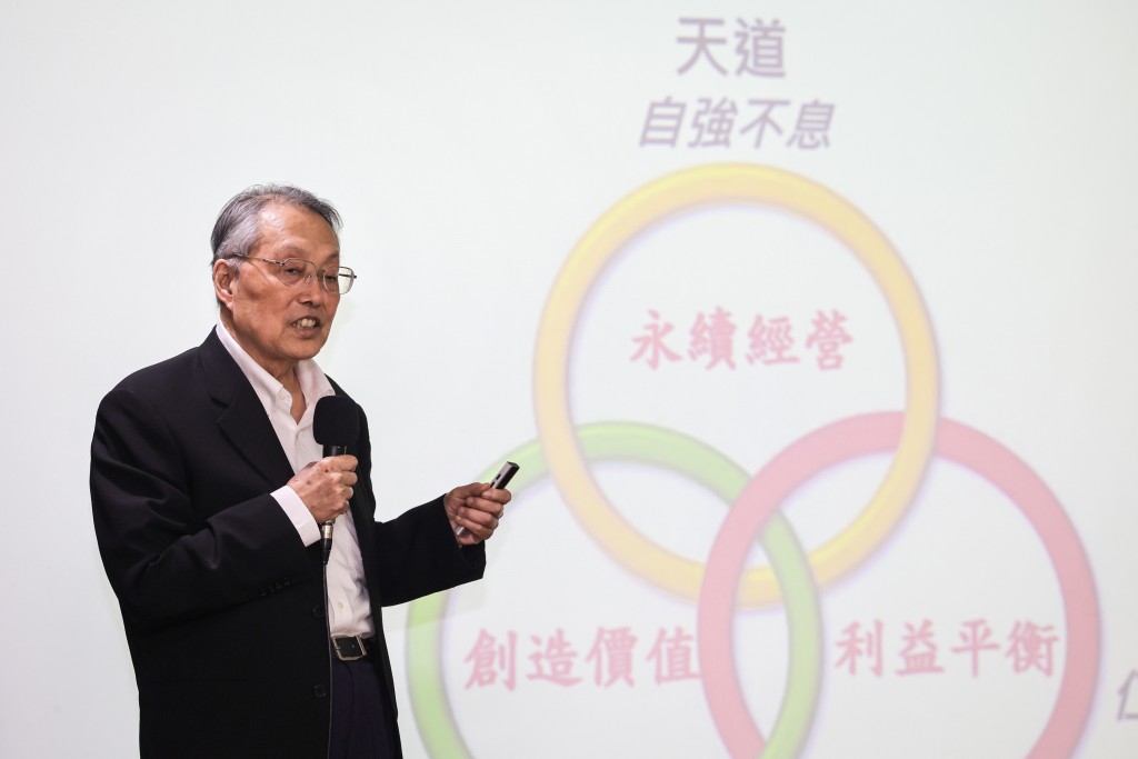 Acer founder Stan Shih speaks at an education forum in Taipei Saturday. 
