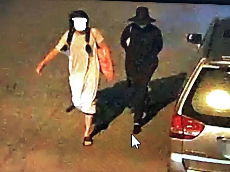 One suspect (left) disguised himself as a woman, while the other covered his head with a hat and wore all black. (Taichung City Police Bureau image)
