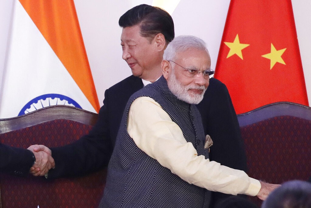 印度總理莫迪（前）、中國領導人習近平攝於2016年金磚國家峰會（圖／美聯社）
