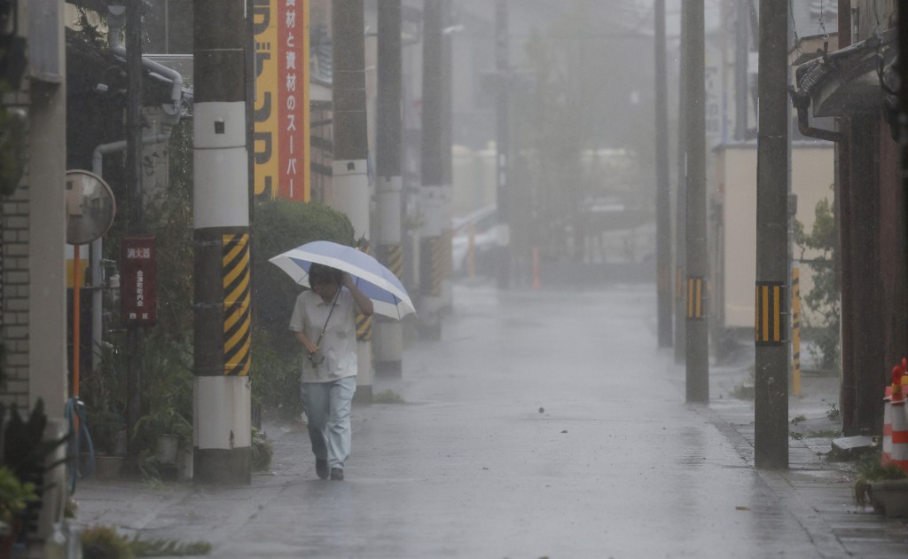 今年第七號颱風「蘭恩」15日襲擊日本西部（圖／路透社KYODO）
