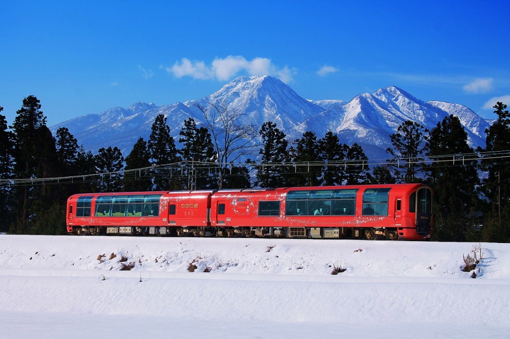 「越後心動鐵道雪月花號」的超大車窗，能眺望日本海與壯麗的妙高山脈景色。（圖／雄獅旅遊）

