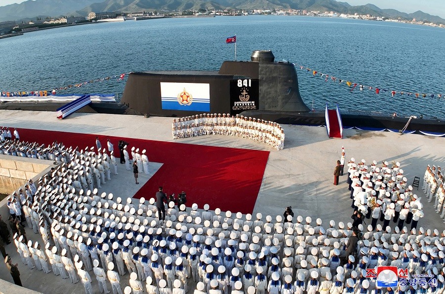 北韓於6日進行首艘戰術核潛艦「金君玉英雄號」下水儀式（圖／KCNA via 路透社）
