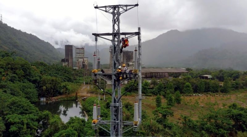 A worker passed away after being electrocuted 8 m up a transmission tower in Chiayi County Saturday. (CNA, Chiayi Counfy Fire Department photo)
