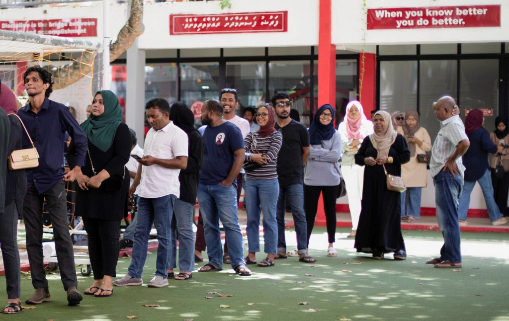 馬爾地夫舉行總統大選，民眾排隊準備進入投票所。（圖／路透社Stringer）
