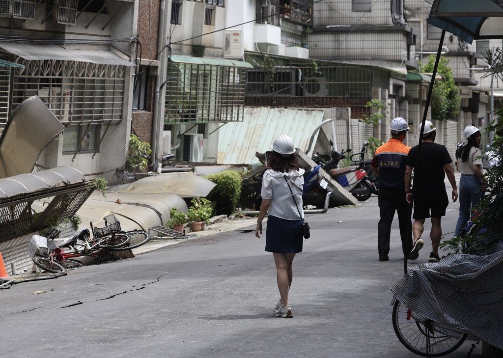 
台北市中山區大直街基泰建設的建築工地7日因地下室施工，導致鄰房傾斜下陷，附近上百
名住戶緊急疏散。
