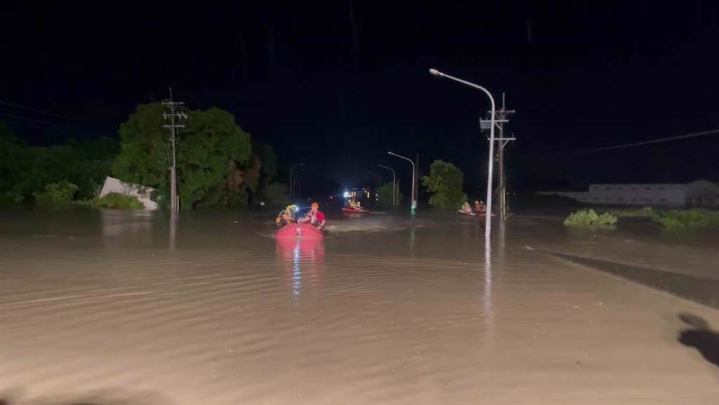 Flooding near Yongqin No. 2 Bridge in Chiayi County. (Chiayi County Fire Department photo)
