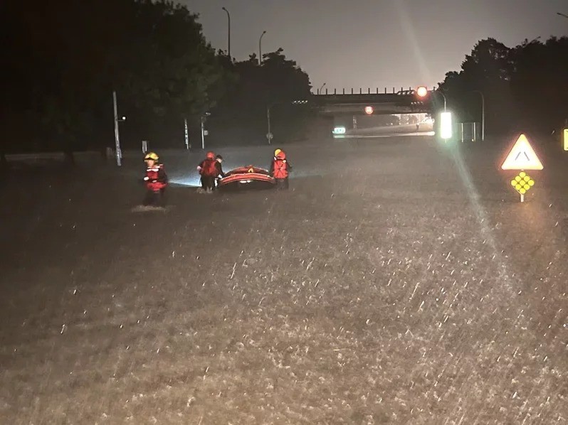 Flooding seen near Yongqin No. 2 Bridge on Sept. 10. (Chiayi County Fire Department photo)
