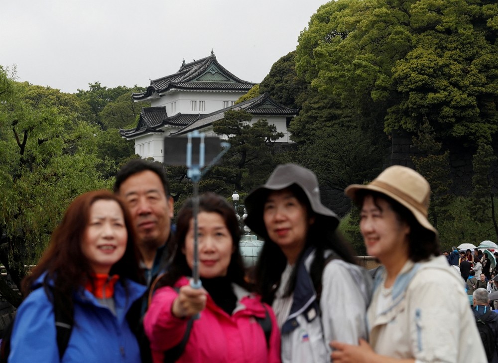東京皇居外的中國觀光客（圖／路透社Kim Kyung-Hoon）
