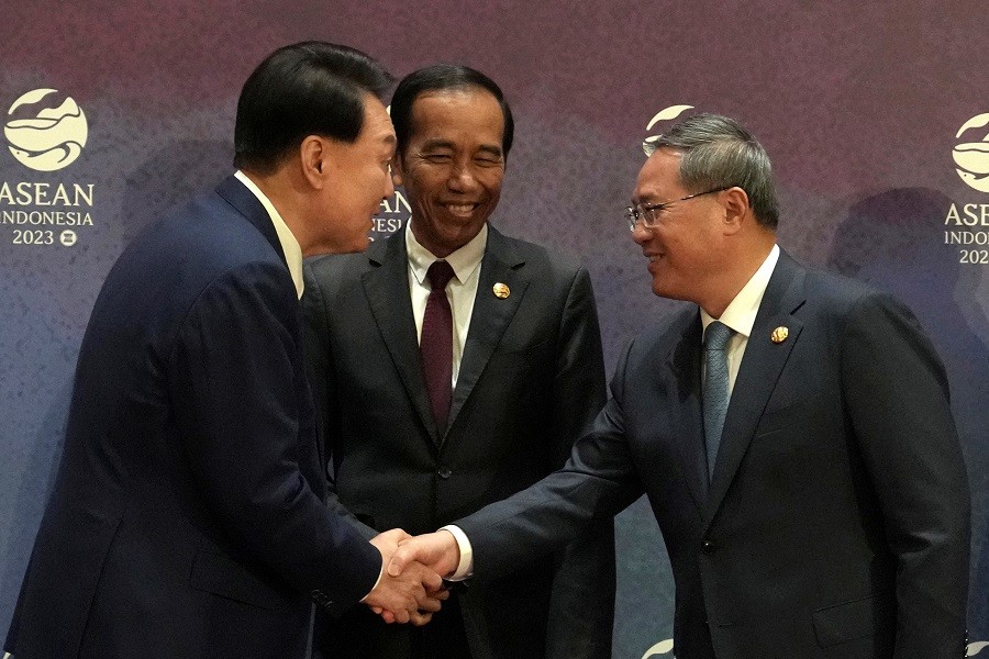 6日於東南亞國家協會（ASEAN）會議上，南韓總統尹錫悅（左）與中國總理李強（右）握手（圖／路透社POOL）
