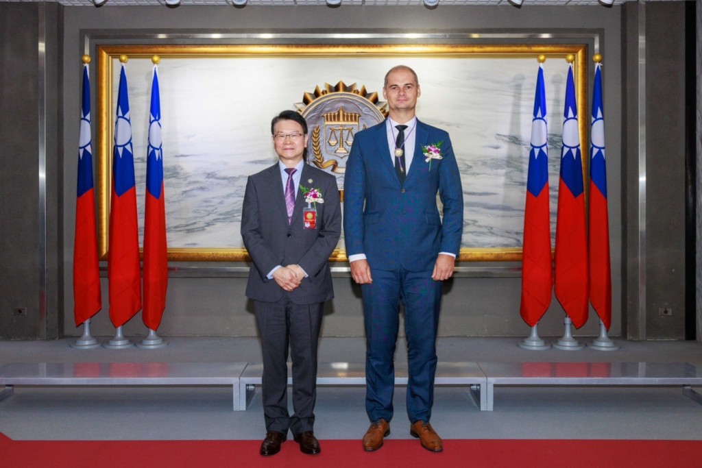 MJIB Director-General Wang Chun-li signed a declaration of intent with the Czech Republic's NCOZ chief Jiri Mazanek. (CNA, MJIB photo)
