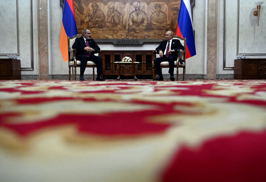亞美尼亞是俄羅斯最古老的盟友之一，圖為亞國總理帕辛揚（左）與俄國總統普丁（右）會面情形。（圖／路透社）

