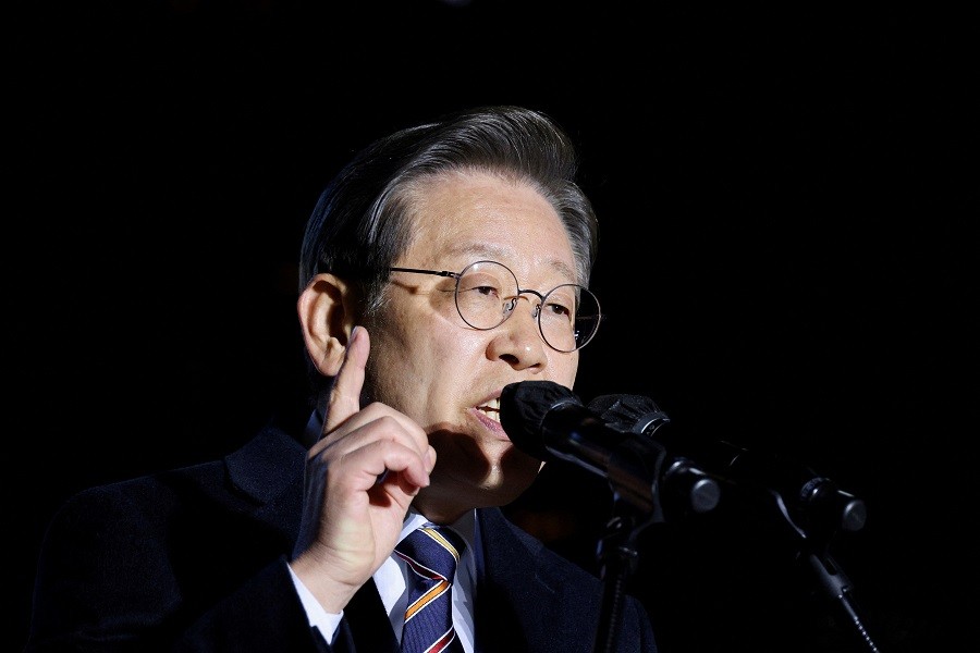 南韓在野黨「共同民主黨」黨魁李在明於2022年競選總統時發表談話（圖／路透社KIM HONG-JI）
