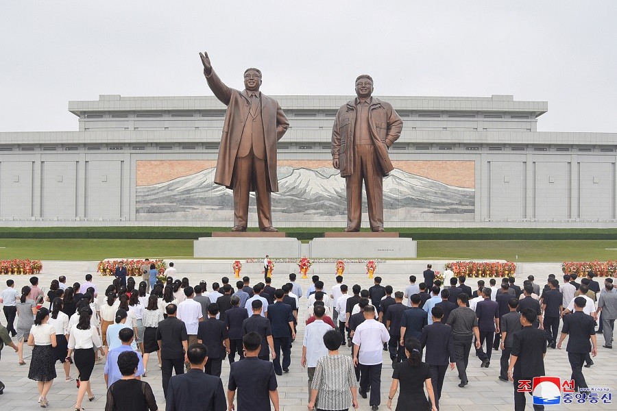 北韓人民於政權創立75周年之際，至金日成像前獻花（圖／KCNA via 路透社）
