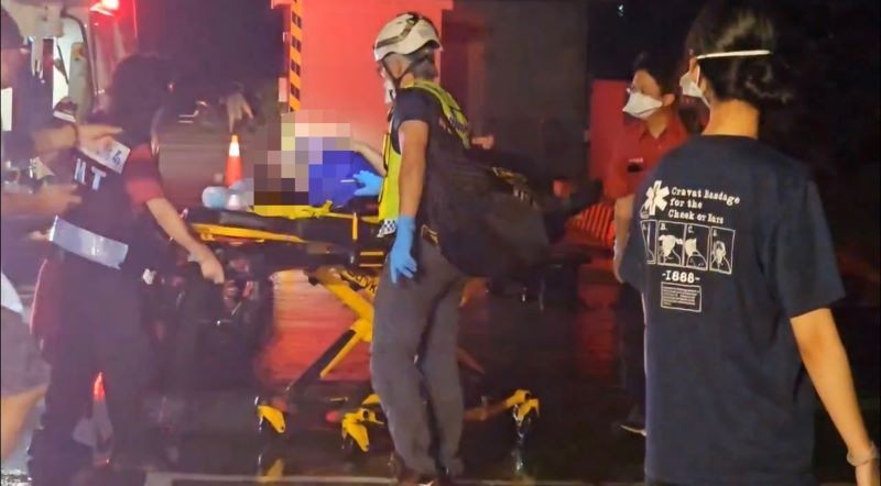 
屏東市1家工廠22日傍晚發生火警，消防局獲報馳援，將傷者救出送醫。（民眾提供）中央社
