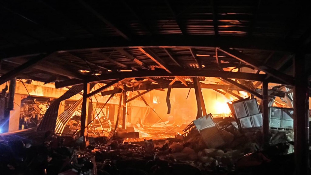 At least one firefighter was believed dead after a fire at a golf ball factory in Pingtung County Friday. (CNA, Pingtung Fire Department photo)
