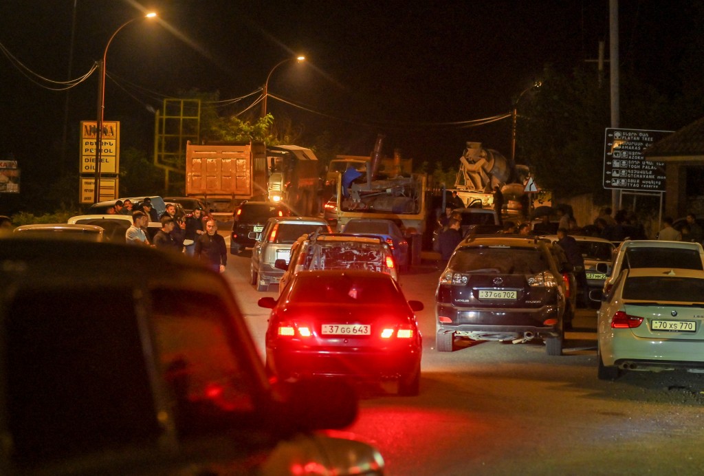 亞塞拜然出兵奪納卡地區，亞美尼亞裔居民25日漏夜驅車逃往亞美尼亞。（路透／David Ghahramanyan）
