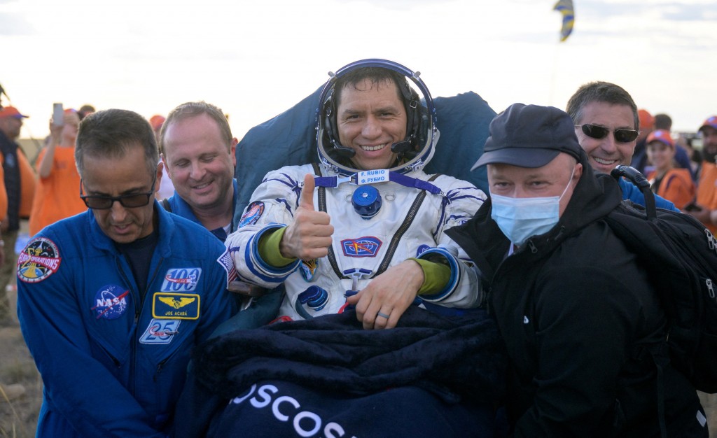 三名美俄太空人滯留國際太空站371天後順利返航（圖／NASA Bill Ingalls)
