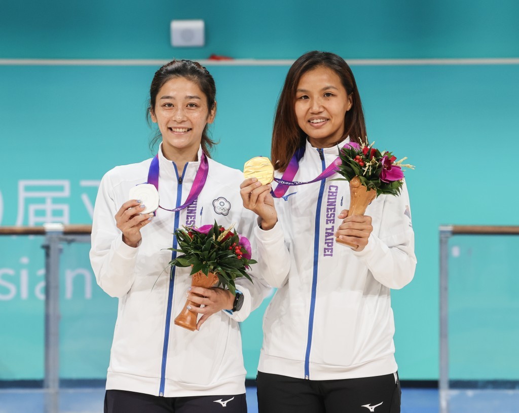台灣選手劉懿萱（左）、李孟竹（右）1日在杭州亞運滑輪競速溜冰女子1000公尺爭先賽決賽摘金鍍銀。（圖／中央社）
