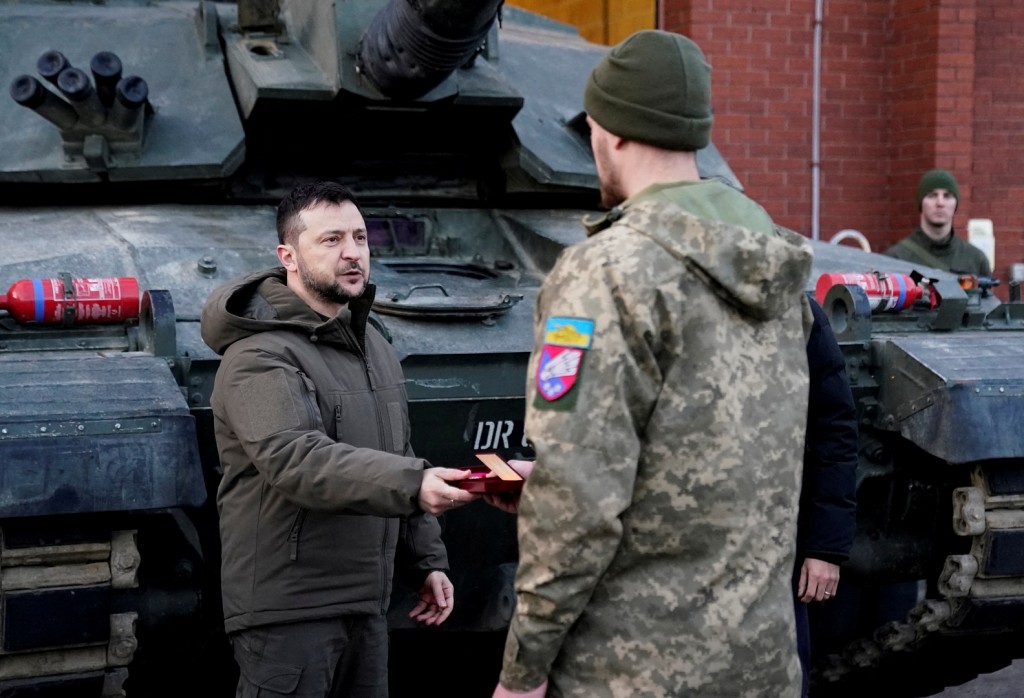 圖為烏克蘭總統澤倫斯基2023年2月8日赴英國訪問在當地受訓的烏克蘭士兵的畫面。（圖片來源：美聯社）
