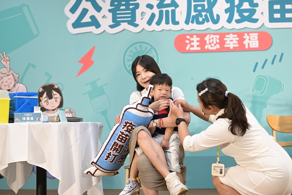 疾管署今(2)日舉辦「注您幸福」112年度公費流感疫苗開打記者會。（圖／疾管署）
