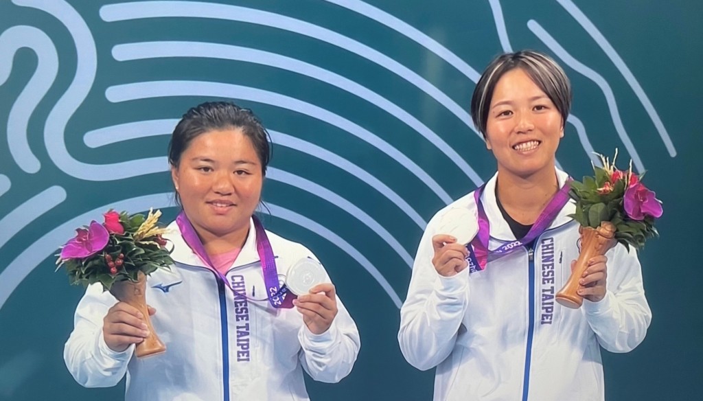 土地銀行網球隊員梁恩碩（左），勇奪「2022年杭州亞運」女子雙打銀牌。(臺灣土銀提供)
