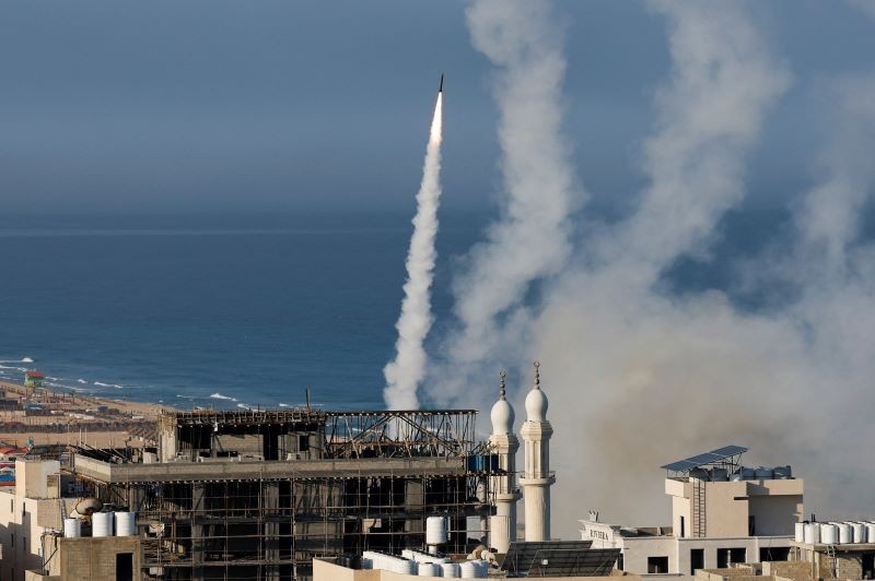 哈瑪斯組織7日發射飛彈攻擊以色列 （圖／路透社 Mohammed Salem）
