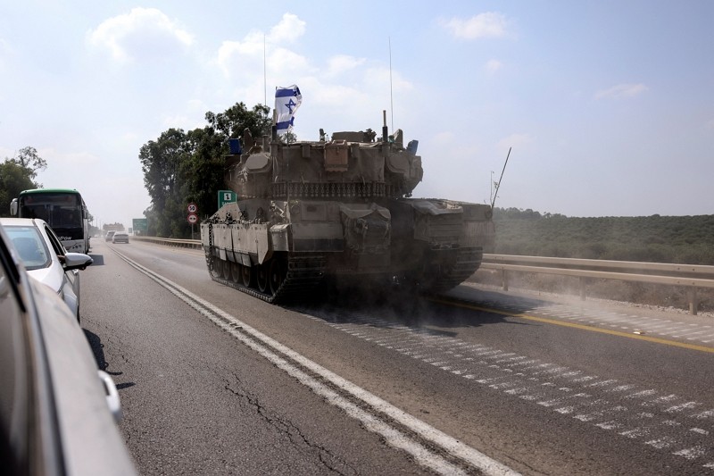 哈瑪斯突襲以色列，以國坦克開上公路（圖／路透社Ronen Zvulun）
