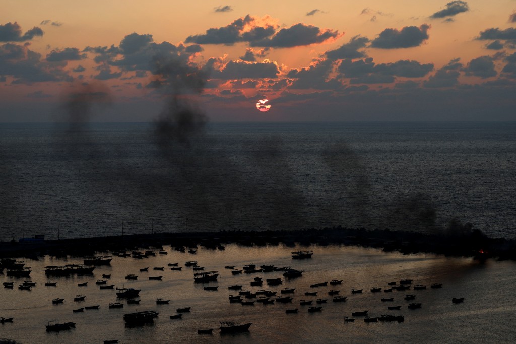 以色列空襲加薩海港（圖／路透社Mohammed Salem）
