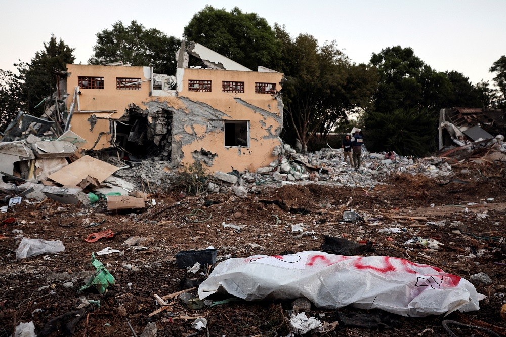 以色列貝里一處集體農場遭哈瑪斯武裝分子滲透，地上橫躺著一具遺體（圖／路透社VIOLETA SANTOS MOURA）
