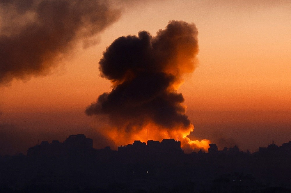 以色列與哈瑪斯衝突仍在持續進行，圖為以色列發動攻擊後所冒出的濃煙（圖／路透社Mohammed Salem）
