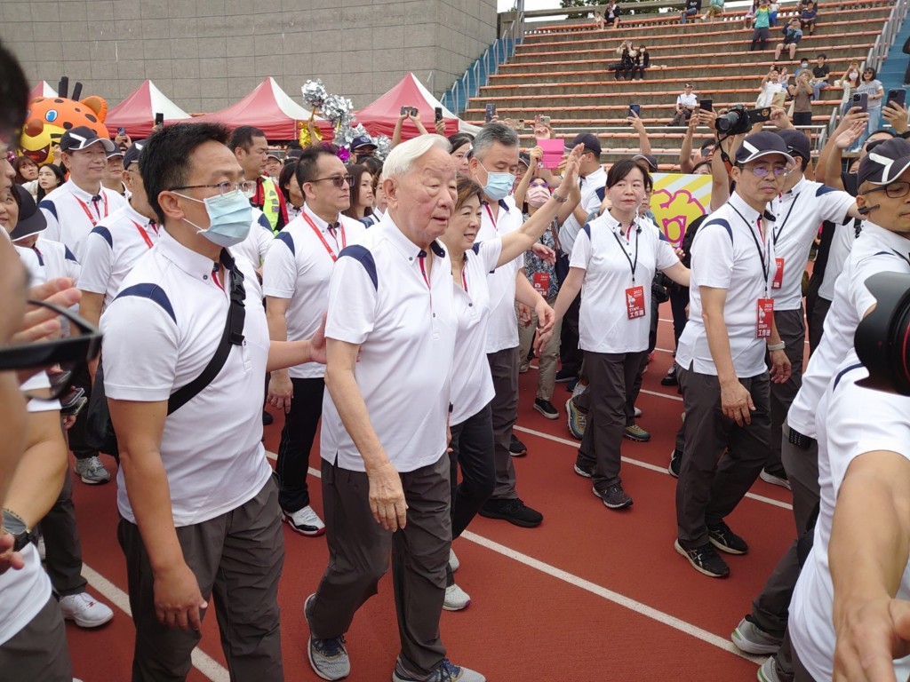 Morris Chang (second left) attends TSMC's athletics meeting in Hsinchu County Saturday. 
