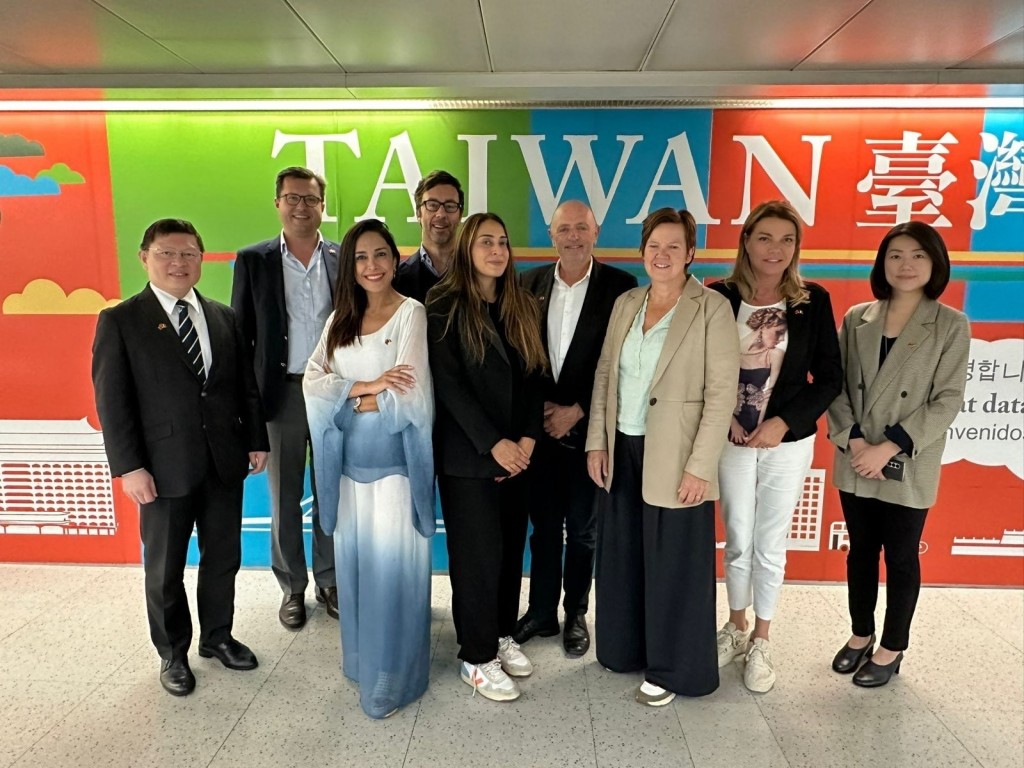 比利時聯邦眾議院外交委員會訪問團在主席范荷芙（右三）女士率領下訪問台灣。（圖／外交部）
