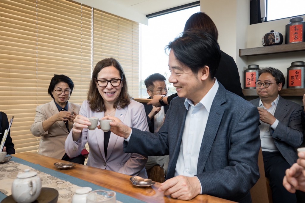 民進黨主席賴清德（右）16日邀請美國在台協會主席羅森柏格（左）參訪台灣客家茶文化館。（圖／民進黨提供）
