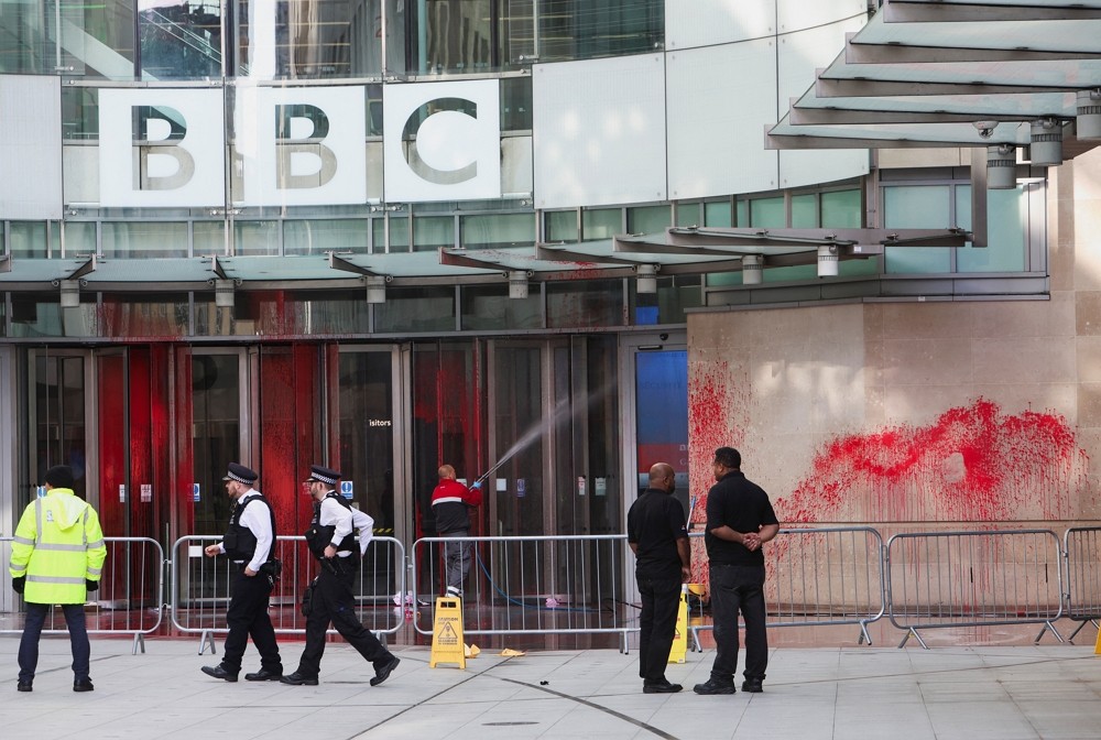倫敦街頭挺巴勒斯坦示威活動，附近的英國BBC大樓遭到噴漆。（圖／路透社Susannah Ireland）
