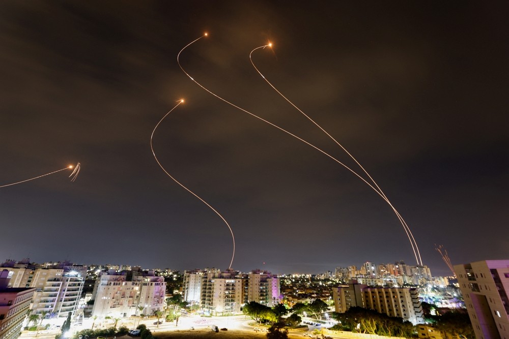 以色列鐵穹防空系統阻截來自加薩的火箭彈（圖／路透社Amir Cohen）
