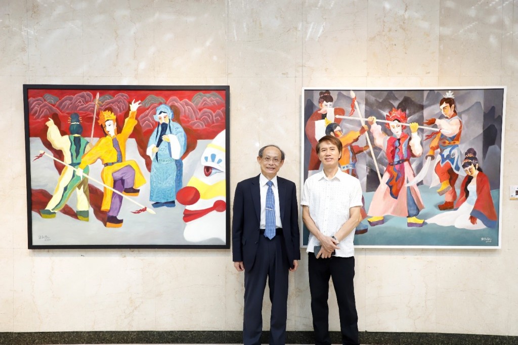 油畫大師張朝凱（右）、土地銀行主任秘書劉文吉(左) 於開展典禮合影。（圖／土銀）
