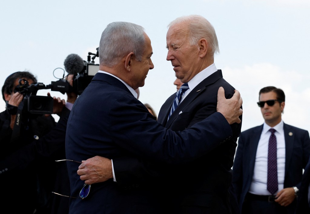 10月18日以色列總理尼坦雅胡（左）親切相迎來訪的美國總統拜登（圖／路透社Evelyn Hockstein）
