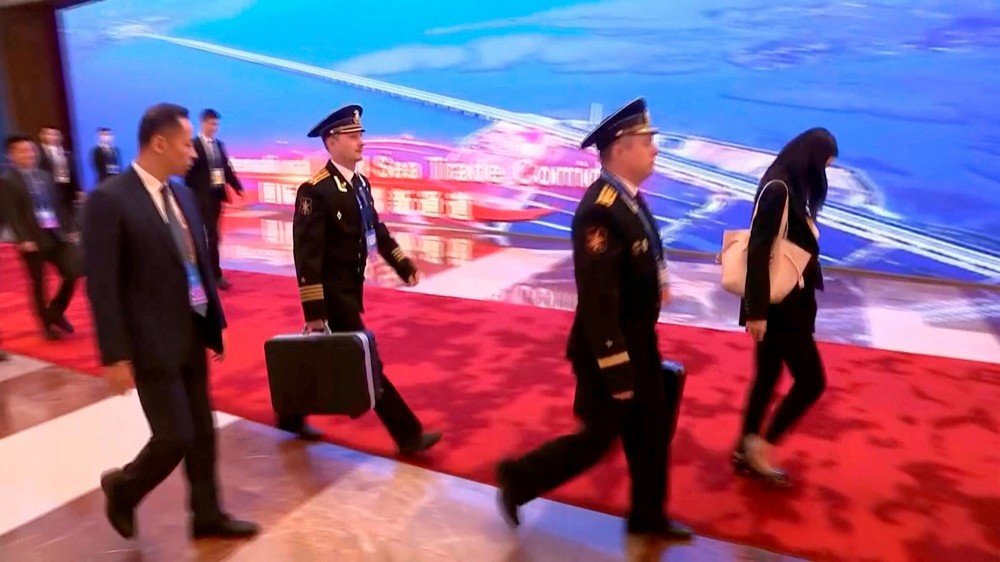 2023年10月18日，普丁在北京出席一帶一路峰會，隨行人員被拍到提著核手提箱。（圖／路透社RUPTLY）
