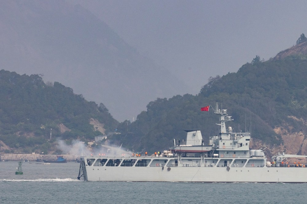 2023年4月8日，中國戰艦在鄰近台灣馬祖的福州進行軍演。（圖／路透社Thomas Peter）
