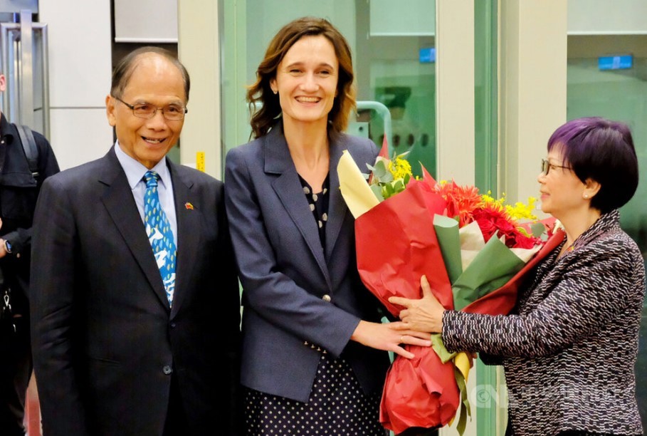 立陶宛國會議長希米利特（Viktorija Čmilytė-Nielsen）（中）率團來台灣訪問，立法院長游錫堃（左）接機。
