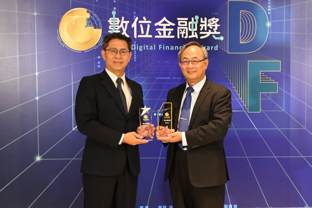 臺灣企銀獲數位金融獎雙獎，由該行總經理張志堅(右)及數位金融部協理蔡育呈(左)代表領獎。（圖／臺灣企銀）

