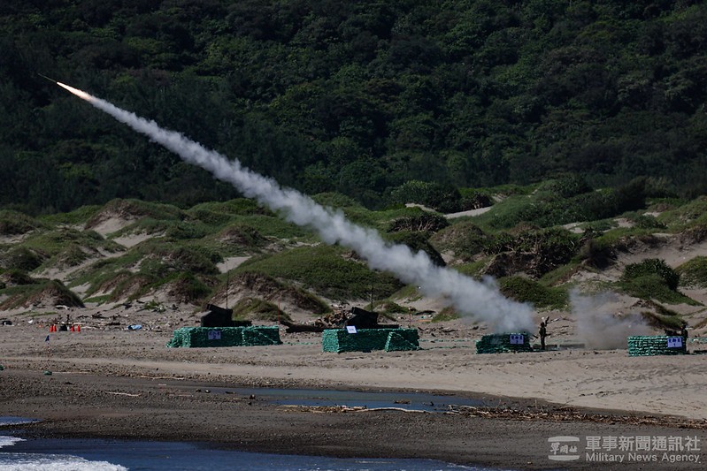 2023年7月4日，台灣在屏東滿州鄉執行「神弓操演」，實施「雙聯裝刺針飛彈系統」與「復仇者飛彈車」實彈射擊。（圖／軍聞社）
