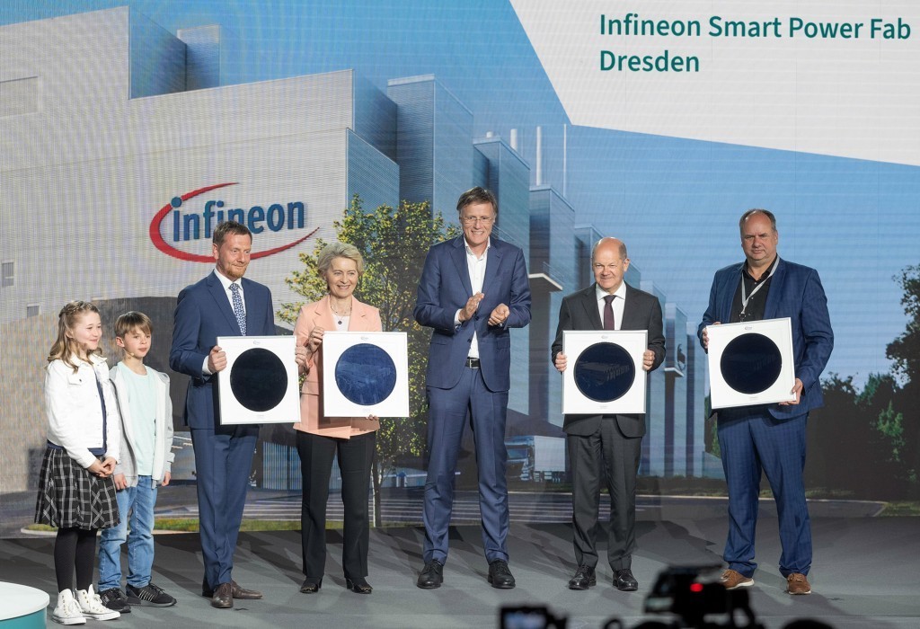 半導體大廠英飛凌（Infineon）在德勒斯登的新廠112年5月舉行動土典禮，歐盟執委會主席范德賴恩（Ursula von der Ley...
