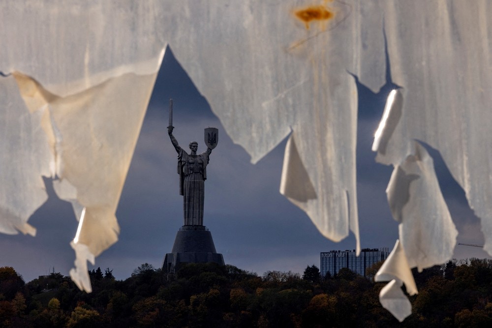 2023年10月26日，基輔「祖國紀念像」。（圖／路透社Thomas Peter ）
